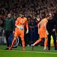 Goleiro do Tottenham falha duas vezes e é substituído aos 16 minutos de jogo