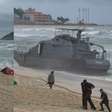 Navio-patrulha encalha na Praia da Macumba, no Rio, e resgate é dificultado por chuva e ressaca