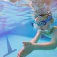Natação antes dos 3 anos pode estimular memória e linguagem das crianças
