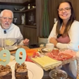 Carlos Alberto de Nóbrega completa 90 anos e ganha café da manhã surpresa da mulher