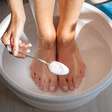 Fazer banhos nos pés com sal do Himalaia e bicarbonato: para que serve e por que é recomendado