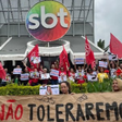 Manifestantes se reúnem no SBT para protestar contra Ratinho após falas transfóbicas sobre Erika Hilton