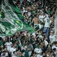 Torcida do Goiás presta homenagem a ídolos com faixa no estádio