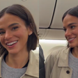 Bruna Marquezine é vista em avião rumo a Los Angeles para ir ao Oscar