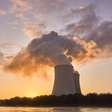 Energia nuclear volta ao radar global; veja como investir no setor