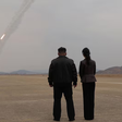 Coreia do Norte divulga imagens de teste de lançadores múltiplos de foguetes com Kim Jong Un