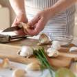 Remova o cheiro de alho das mãos em segundos: o truque simples que muitos cozinheiros usam