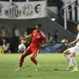 Internacional marca no fim e vence o Santos na Vila Belmiro