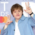 Síndrome de Tourette: como é a doença de Lewis Capaldi, atração do Lolla