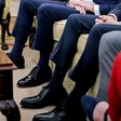 Sapatos gigantes dados por Trump a integrantes e aliados do governo viram meme; veja motivo