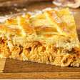Cremosa por dentro, dourada por fora: aprenda a torta de frango perfeita