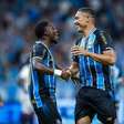 Grêmio bate o Vitória e se mantém perto do G4 no Brasileirão
