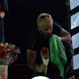 'Para minha boiadeira', diz Zé Felipe ao pegar flor para Ana Castela em show