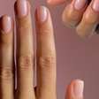 Unhas minimalistas e elegantes: 11 fotos da tendência 'soap nails' que rejuvenesce as mãos e vai dominar o Outono