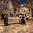 Após exposição, restos mortais de São Francisco voltam para cripta na Itália