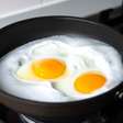 Ovo frito na água é uma perfeição para o café da manhã ou jantar: método deixa os ovos bem cozidos e sem aquele aspecto de queimado