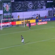 Zagueiro do América-MG coloca a mão na bola e comete pênalti inacreditável; veja vídeo