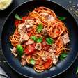 Espaguete de atum e tomate: pronto em minutos e cheio de sabor