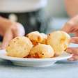 Nada de forno, só 2 ingredientes e pronto em minutos: pão de queijo de requeijão é a receita da felicidade aqui em casa