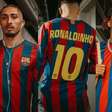 Torcida do Barcelona esgota camisa em homenagem a Ronaldinho