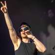 Djo mostra face 'camaleônica' em sua estreia brasileira no Lollapalooza
