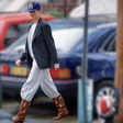 Arezzo se inspira em Lady Di para criar botas western acessíveis, e réplica idêntica usada em 'The Crown' é leiloada por quase R$ 5 mil