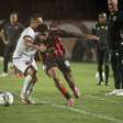 Vitória poupa titulares, leva virada relâmpago e estreia com derrota na Copa do Nordeste