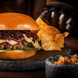 Famosa em São Paulo, hamburgueria Medieval anuncia novidade no cardápio