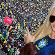 Virginia Fonseca é tietada por fãs em estádio durante jogo do Brasil