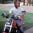 Apaixonado por motos, Chuck Norris subia em sua Harley até para eventos beneficentes