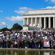As imagens dos protestos contra Donald Trump que reúnem milhares nos EUA