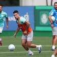 Palmeiras treina no CT e conta com Paulinho como "curinga"