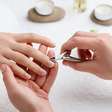 Você ainda arranca a cutícula? Isso pode estar destruindo suas unhas