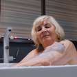 Médico revela quantidade ideal de banhos por semana para quem tem mais 60 anos e faz um alerta