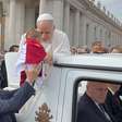 Bebê brasileiro vestido de 'mini papa' recebe bênção do Papa Leão XIV no Vaticano