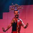Influenciador Vitor diCastro transforma vivências pessoais em espetáculo teatral