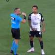 Allan faz gesto obsceno em Fluminense x Corinthians e leva vermelho