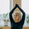 Quatro exercícios de yoga perfeitos para pessoas com mais de 50 anos: são fáceis de praticar e podem ser feitos em casa com um tapete