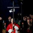 Papa celebra Via Crucis no Coliseu e condena líderes que promovem guerras