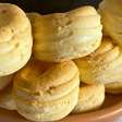 Biscoito de queijo fofinho feito com iogurte, uma receita que cresce demais no forno e fica divina