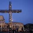 Papa Leão XIV carrega cruz por estações em Via Crucis no Coliseu