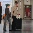 Apaixonados, Bruna Marquezine e Shawn Mendes são flagrados em aeroporto no Rio