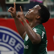 Palmeiras vence na Fonte Nova com gol contra no fim e amplia liderança do Brasileirão