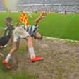 Bandeirinha é derrubada por jogadores em jogo na Turquia e não recebe ajuda para levantar