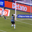 Jogador do Remo perde gol inacreditável contra o Grêmio; assista ao lance
