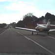 Avião faz pouso de emergência entre carros em rodovia nos EUA; veja vídeo
