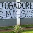 Torcida do Corinthians faz novo protesto em frente ao CT: "Elenco vagabundo"