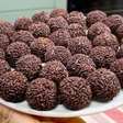 Brigadeiro de aniversário, um doce tradicional com um rendimento incrível para você arrasar