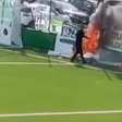 Vídeo: jogador vira "bombeiro" e apaga incêndio durante jogo da 3ª divisão suíça