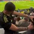 Vídeo: torcedor corta o cabelo na arquibancada durante jogo da Champions